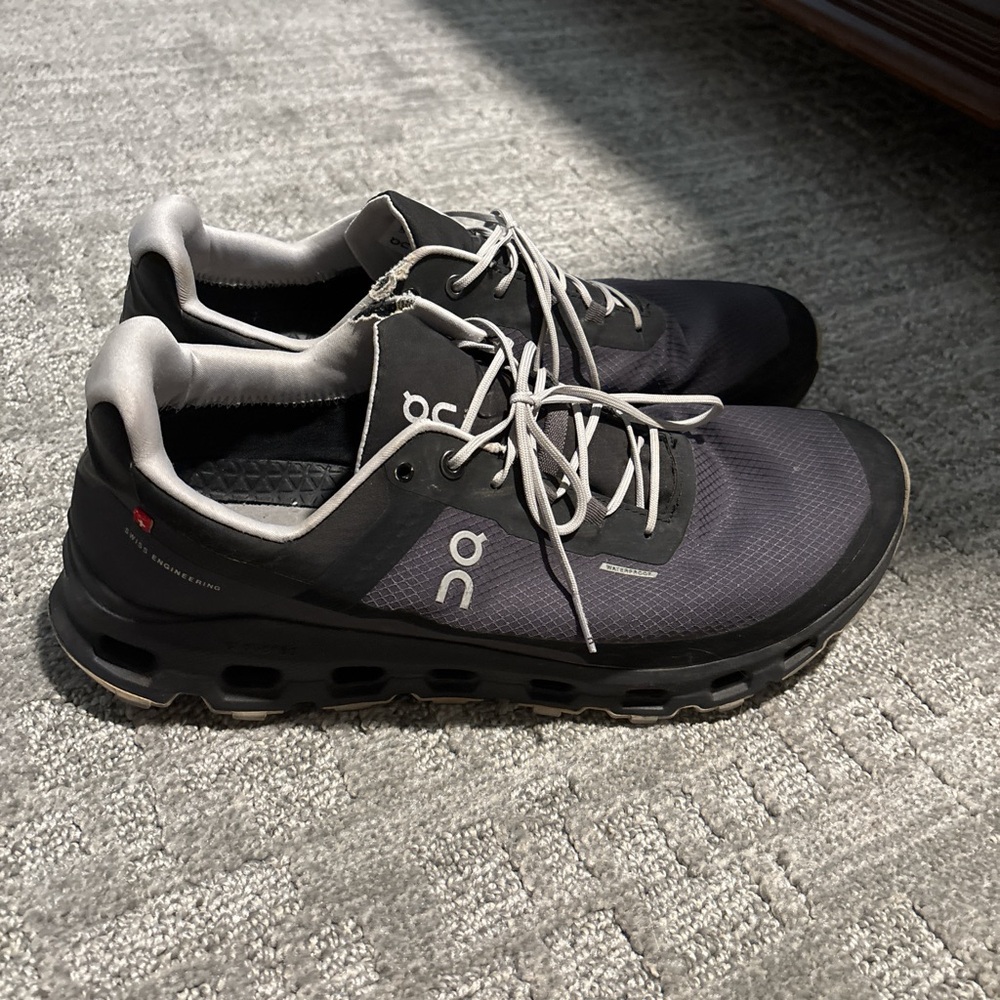 On Running Men's Cloudtrail Athletic Shoes in Black and Gray